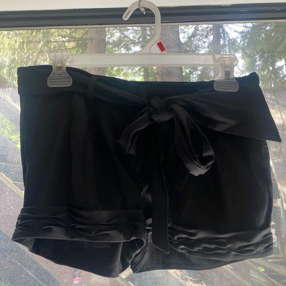 BCBG MAXARIA silk shorts. - Picture 2 of 3
